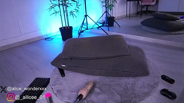 VanessaSimon online show from March 10, 2025, 9:32 am