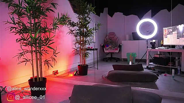 VanessaSimon online show from March 14, 2025, 9:24 am