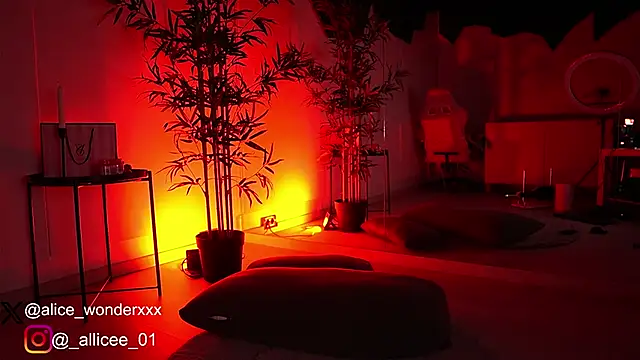 VanessaSimon online show from March 18, 2025, 6:03 am