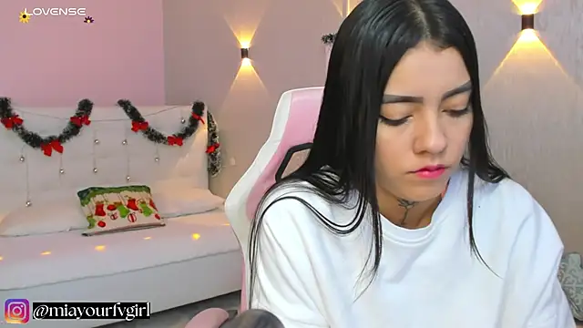 miagomezweb1 online show from December 7, 2024, 12:24 pm