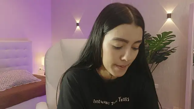 miagomezweb1 online show from November 5, 2025, 12:49 pm