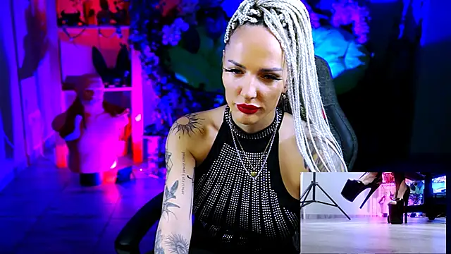 MonicaMaxwel online show from November 13, 2025, 10:58 am