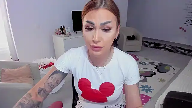 Snapshot of GlossyDiamondX chatting on February 20, 2025, 2:02 pm GlossyDiamondX online show from February 20, 2025, 2:02 pm