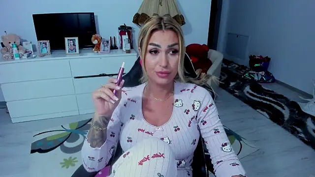 Snapshot of GlossyDiamondX chatting on September 29, 2025, 3:28 pm GlossyDiamondX online show from September 29, 2025, 3:28 pm