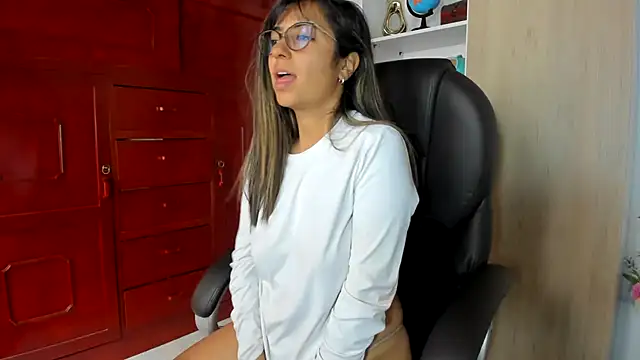 Isabellaa22 1 online show from June 7, 2026, 3:27 pm