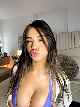  laura 02 online show from November 28, 2025, 5:04 pm