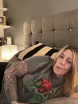 blondebitch2 online show from February 2, 2025, 6:42 pm