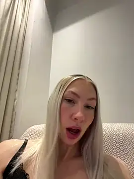 LuisaBecker online show from March 10, 2025, 8:23 pm