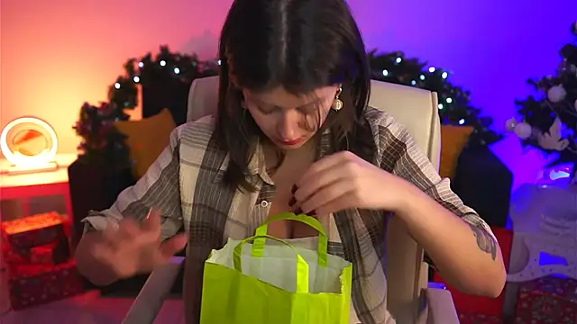 NicoleMun online show from January 7, 2025, 1:14 pm