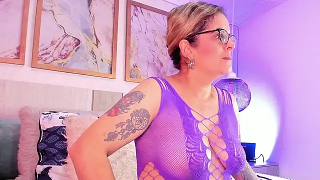 ValeryHart1 online show from March 19, 2025, 10:44 am