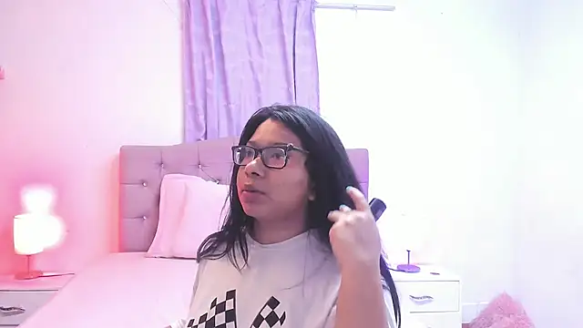 Latinabombsheell online show from September 10, 2025, 4:01 am