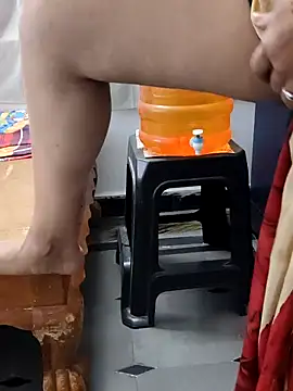 Snapshot of Januhot18 chatting on December 18, 2024, 7:04 am Januhot18 online show from December 18, 2024, 7:04 am