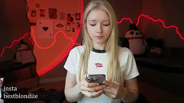 Snapshot of bestblonde chatting on January 17, 2025, 5:19 pm bestblonde online show from January 17, 2025, 5:19 pm