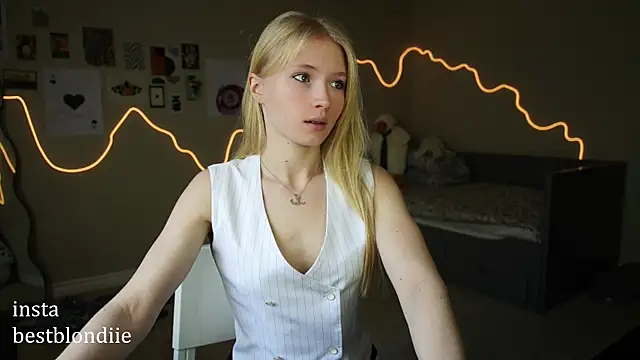 Snapshot of bestblonde chatting on March 3, 2025, 5:50 pm bestblonde online show from March 3, 2025, 5:50 pm