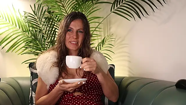 AnnittaStar online show from December 19, 2025, 3:35 am