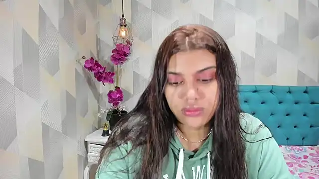 LindaBreeS online show from September 15, 2025, 4:23 am