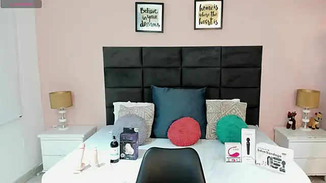 MadisonJenner online show from November 15, 2025, 12:56 pm