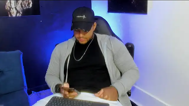 Big furry bear13 online show from November 13, 2025, 12:59 pm