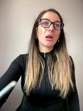 HotXMom online show from November 25, 2025, 7:19 am