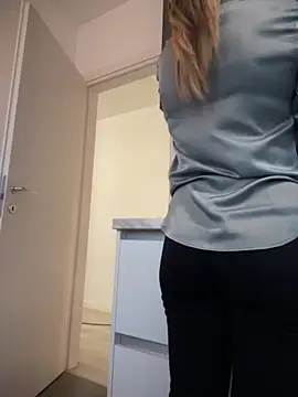 HotXMom online show from November 30, 2025, 11:58 am