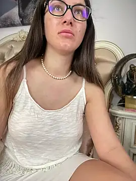 HotXMom online show from April 7, 2026, 4:02 am