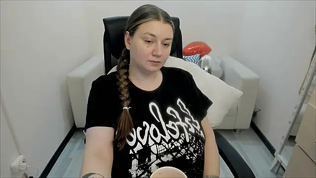 Snapshot of AlisaBacker chatting on February 25, 2025, 12:47 am AlisaBacker online show from February 25, 2025, 12:47 am