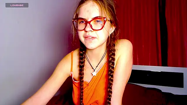 Snapshot of Sarah_HS chatting on December 3, 2024, 3:44 pm Sarah HS online show from December 3, 2024, 3:44 pm