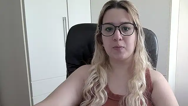 amooraaamoon online show from March 11, 2025, 1:23 pm