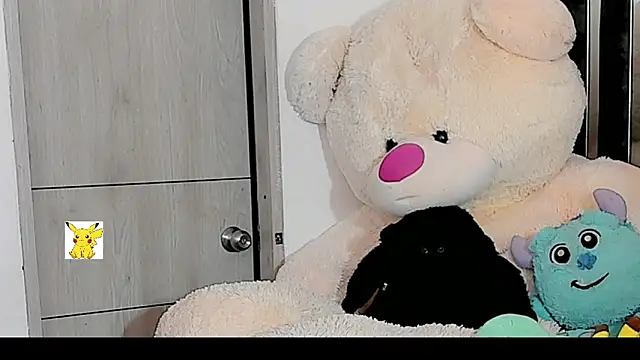 Snapshot of honey_skin chatting on December 24, 2024, 4:51 pm honey skin online show from December 24, 2024, 4:51 pm