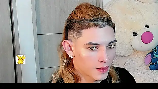 Snapshot of honey_skin chatting on January 1, 2025, 1:37 am honey skin online show from January 1, 2025, 1:37 am