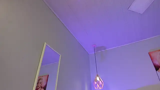 ScarletGV online show from December 18, 2025, 6:52 am