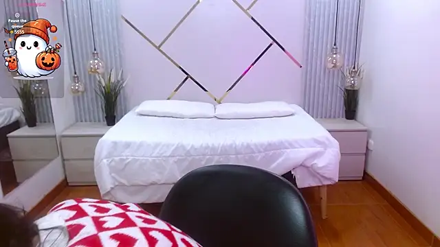 LenaRoses online show from October 17, 2025, 7:49 pm