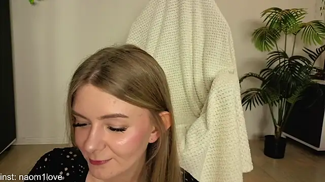 Naomi Girly online show from November 19, 2025, 4:07 pm