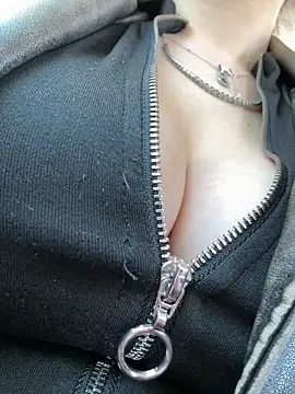 RiriRoseey online show from April 7, 2026, 7:42 am