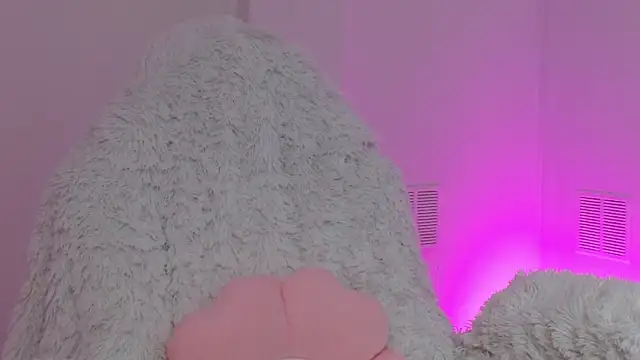 hantonella  online show from November 8, 2025, 12:05 pm