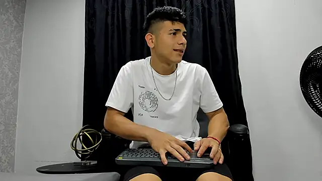 andrew rose  online show from February 15, 2025, 2:44 pm