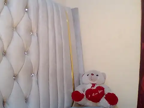 HOTBABE19 online show from October 17, 2025, 12:47 am