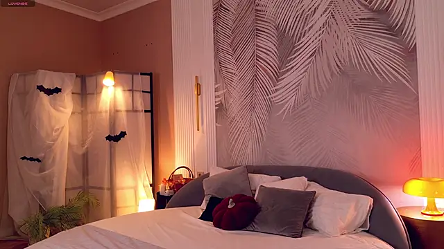 Miley Smile online show from October 31, 2025, 4:46 am