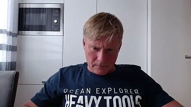 Snapshot of johnnym1 chatting on October 1, 2025, 2:45 pm johnnym1 online show from October 1, 2025, 2:45 pm