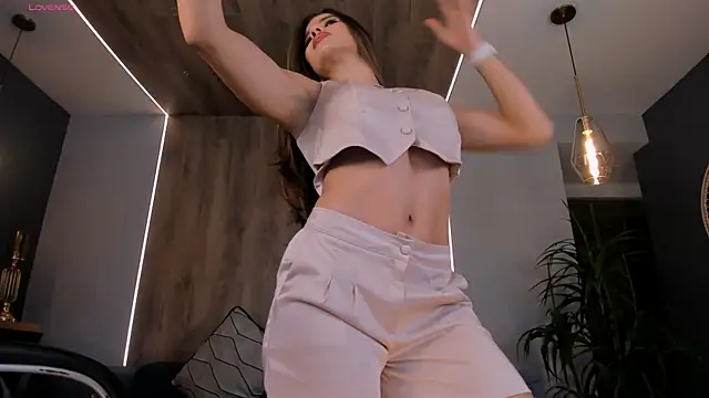 RoxanneHill  online show from October 18, 2025, 11:33 am