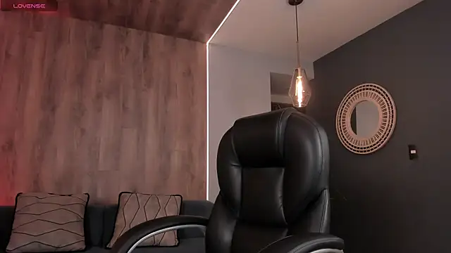 RoxanneHill  online show from December 1, 2025, 11:37 am