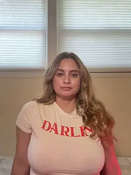 Snapshot of Sophie_Raegan chatting on May 22, 2026, 5:40 pm Sophie Raegan online show from May 22, 2026, 5:40 pm