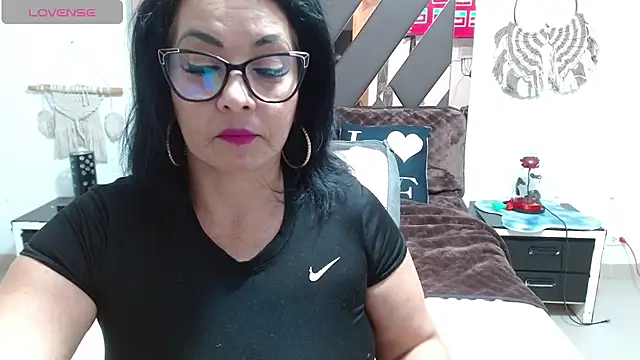 lindaesmeralda online show from February 5, 2025, 8:25 pm