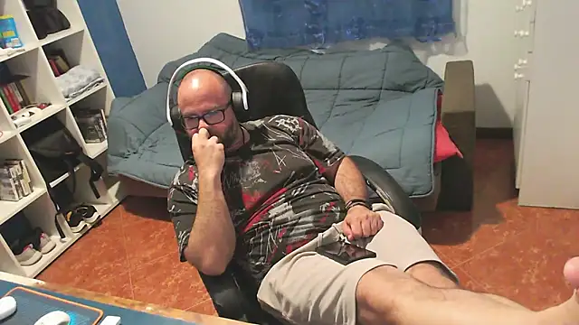 Snapshot of ravingr4d4 chatting on April 20, 2026, 10:44 pm ravingr4d4 online show from April 20, 2026, 10:44 pm