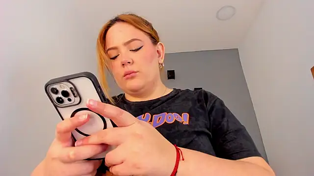 sophiarossee  online show from February 15, 2025, 1:27 pm