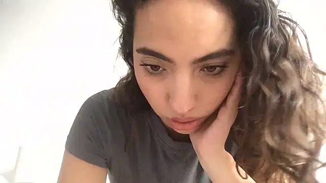 Sophi  a online show from May 5, 2026, 9:01 pm