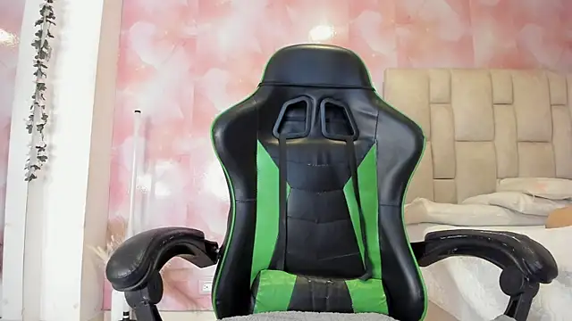 emily lean  online show from November 26, 2025, 2:12 am