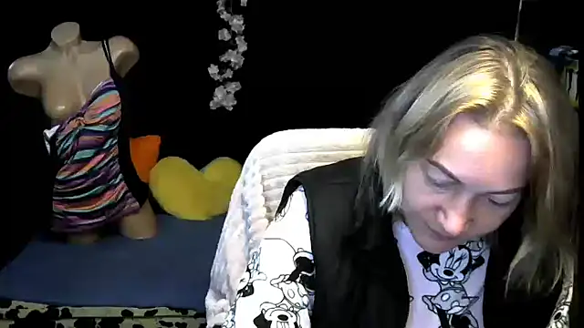 wLESLYMOSw online show from November 3, 2025, 7:20 am