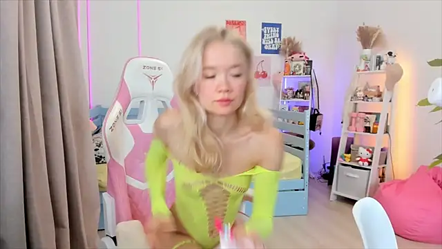 Lily Young online show from November 28, 2025, 5:32 am