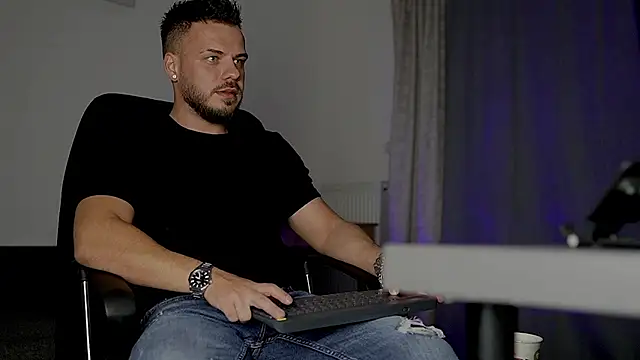 juliusmasters online show from October 12, 2025, 5:34 pm